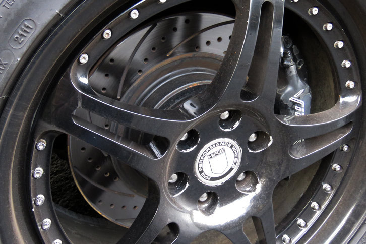 ホイールはアメリカのHRE。日本ではマイナーだけれど、アメリカでは押しも押されもしない高級・高性能ホイールである。うーん。ちょっと得した気分。