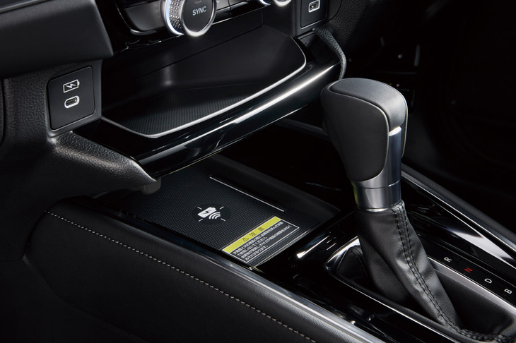 センターコンソールは、今回のマイナーチェンジで左右対称の2段デザインに変更され、運転席と助手席の双方からアクセスしやすくなった。助手席側のUSBポートは従来型のType-AからType-Cに改められた。