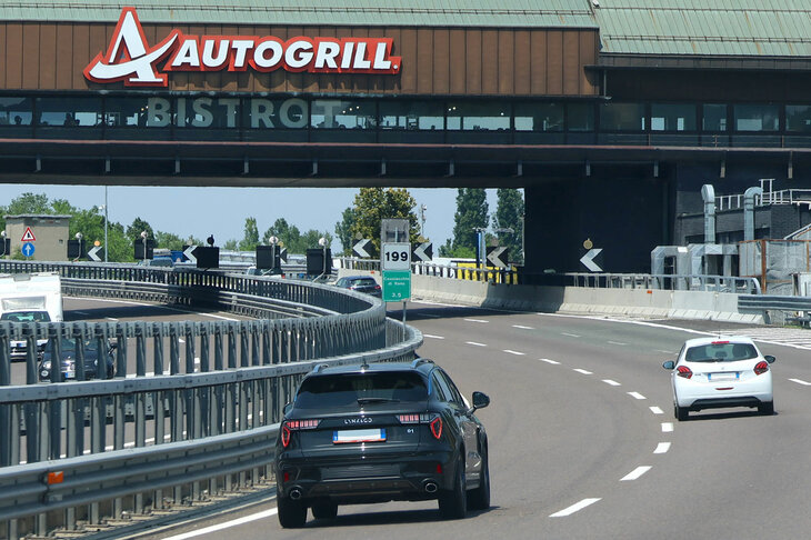 アウトストラーダA1号線“太陽の道”にて、ボローニャ・カンタガッロ付近を行く「Lynk＆Co 01」。