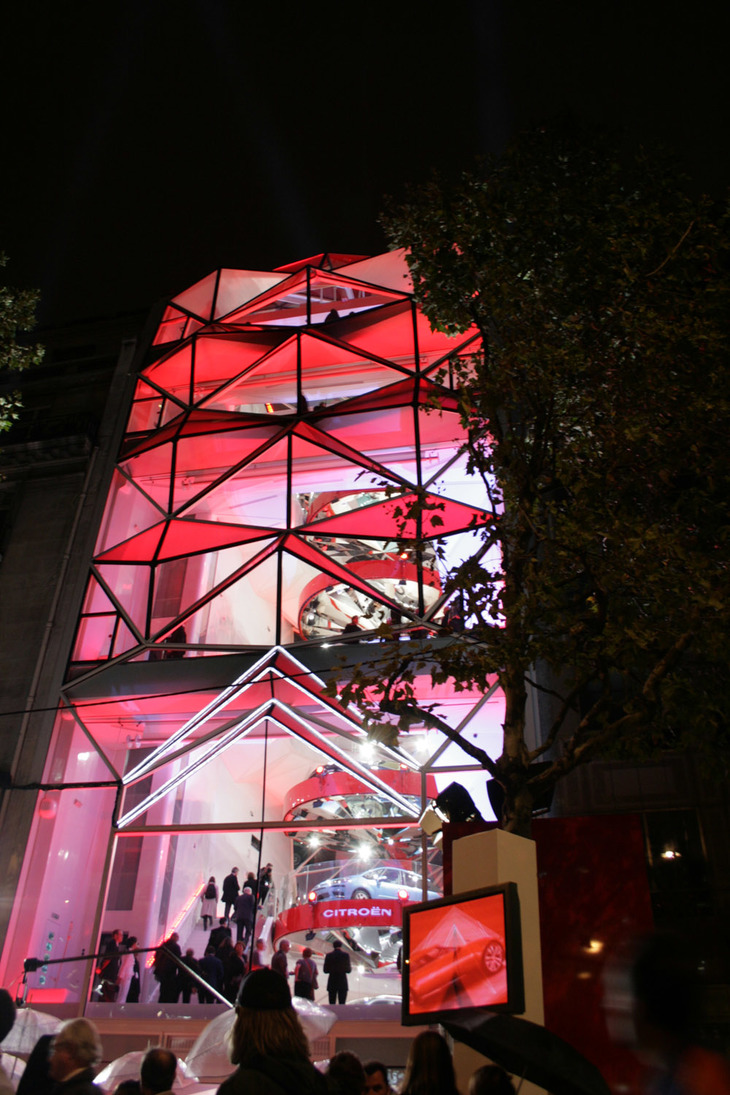 2007年9月、プレス公開の晩にライトアップされたシトロエンC42ビル。