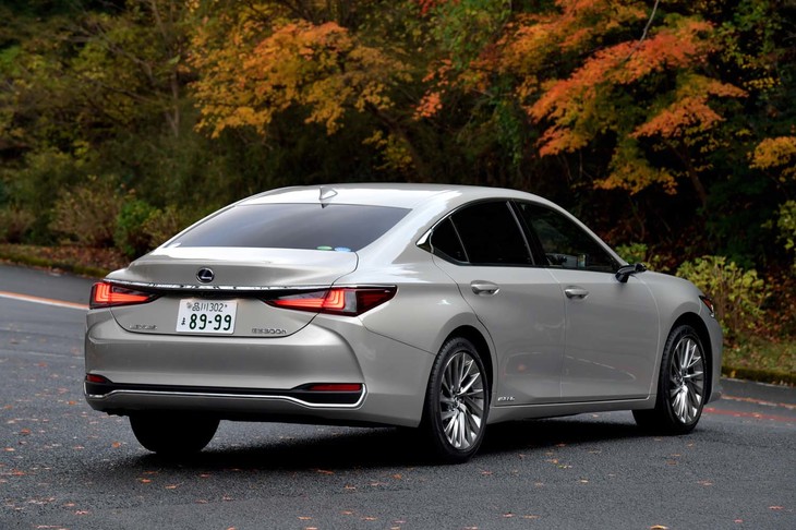 
	【レクサスES300h“バージョンL”のスペック】
	ボディーサイズ：全長×全幅×全高＝4975×1865×1445mm／ホイールベース：2870mm／車重：1730kg／駆動方式：FF／エンジン：2.5リッター直4 DOHC 16バルブ／モーター：交流同期電動機／トランスミッション：CVT／エンジン最高出力：178ps（131kW）/5700rpm／エンジン最大トルク：221Nm（22.5kgm）/3600-5200rpm／モーター最高出力：120ps（88kW）／モーター最大トルク：202Nm（20.6kgm）／タイヤ：（前）235/45R18 94Y／（後）235/45R18 94Y（ダンロップSP SPORT MAXX 050）／燃費：23.4km/リッター（JC08モード）／20.6km/リッター（WLTCモード）／価格：698万円

	【取材時の燃費データ】
	テスト距離：273.3km（市街地1：高速道路8：山岳路1）／使用燃料：18.5リッター（レギュラーガソリン）／参考燃費：14.8km/リッター（満タン法）、16.5km/リッター（車載燃費計計測値）
	