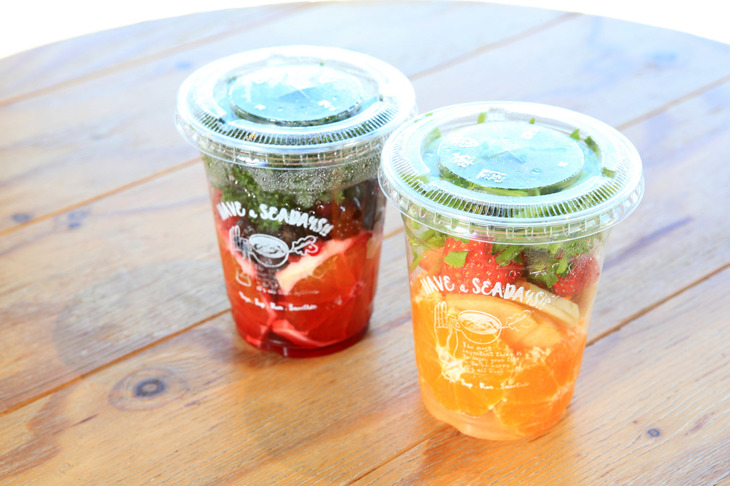 「デトックススムージー」（右）と「ビューティースムージー」（左）の材料となる、新鮮な果物や葉野菜。これらを氷とともにミキサーにかけることでスムージーが出来上がる。