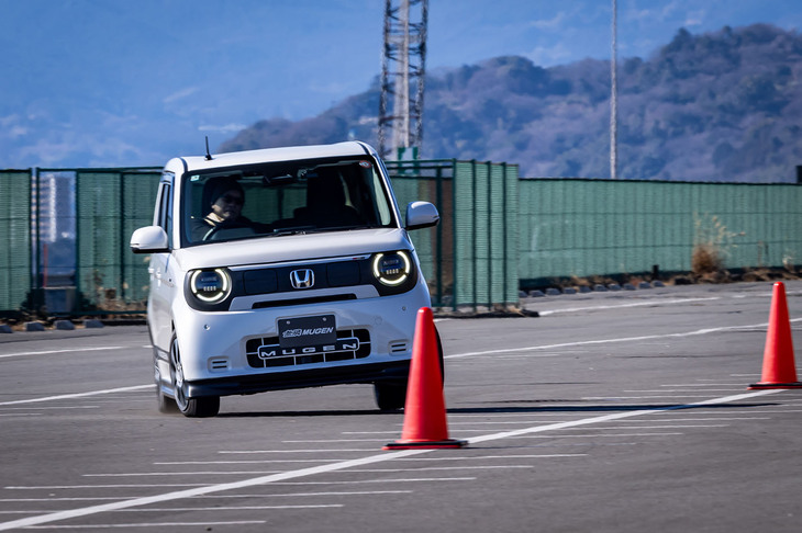 「無限N-ONE e：」でのパイロンスラロームテスト風景。「パフォーマンスダンパー」付きのモデルでは、思ったとおりのラインを描くことができる。パイロンをクリアした後の揺り戻しが少ないのも印象的であった。
