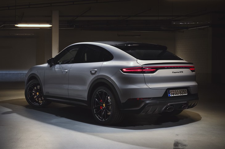 サテングロスブラックカラーの21インチホイールを標準装備する。