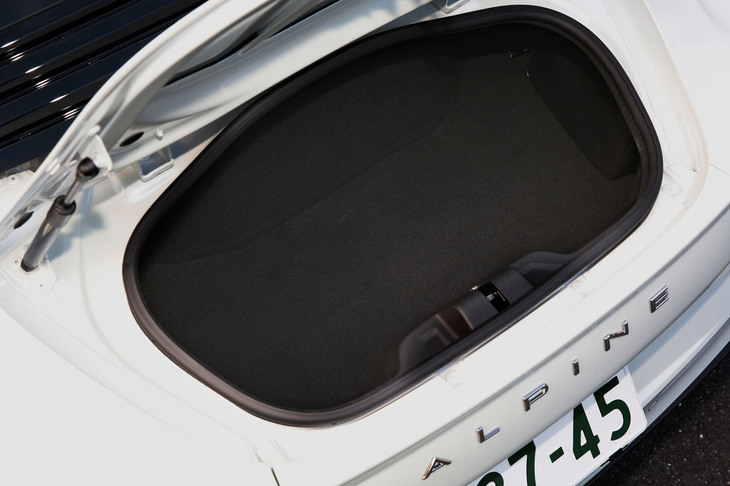 リアのトランクルームの容量は96リッター。フロント側と同様、走行後には荷物が温まる程度の熱がこもる。