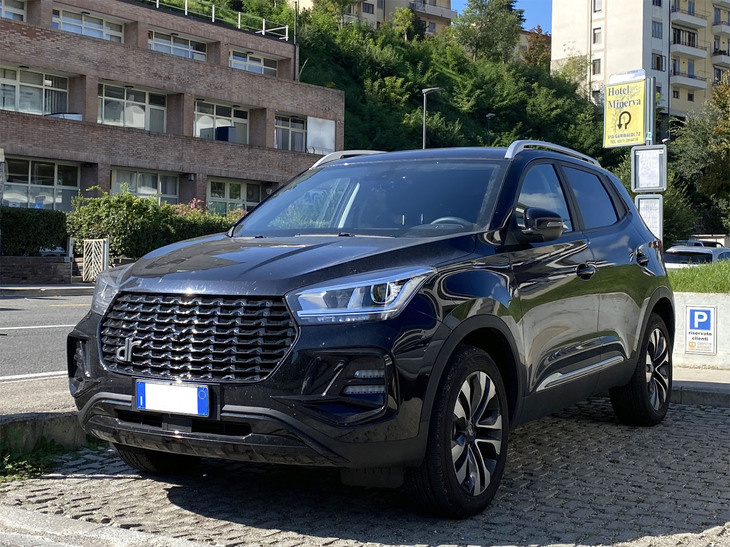 同じく1.5リッターエンジンを搭載する「DR 5.0」にはCVT仕様もある。ベースは奇瑞の「ティゴー4プロ」。2022年10月にシエナで撮影。なお、DRは同じ中国のJAC製モデルを同様の方法で導入し、イタリアで最終組み立てしていたこともあった。