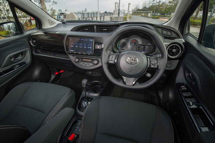 インテリアでは、装飾部分の色をブラックに変更。上級グレード「U」「ハイブリッドU」の内装色には、写真の黒のモノトーンに加え、オプションで「バレルブラウン」も用意されている。