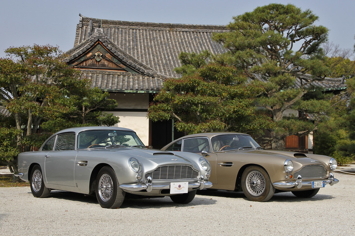1961年「アストンマーティンDB4」（右）と1965年「同DB5」（左）。トゥーリングがスタイリングを手がけ、スーパーレッジェーラ方式で作られたボディーを持つ最初のアストンであるDB4と、その改良型でボンドカーとして知られるDB5。