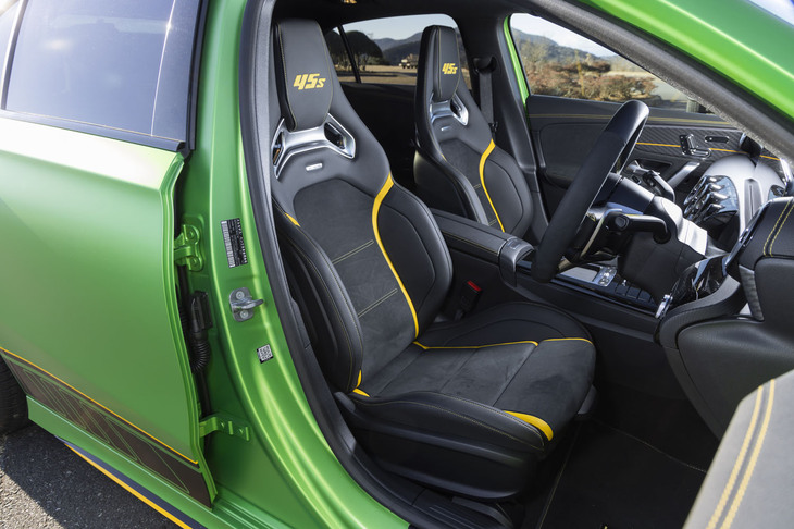 ヘッドレストに「45S」のステッチが施されたAMGパフォーマンスシートは、こう見えて電動調整機能もヒーターも完備。表皮はレザーARTICOとマイクロカットのコンビネーション。