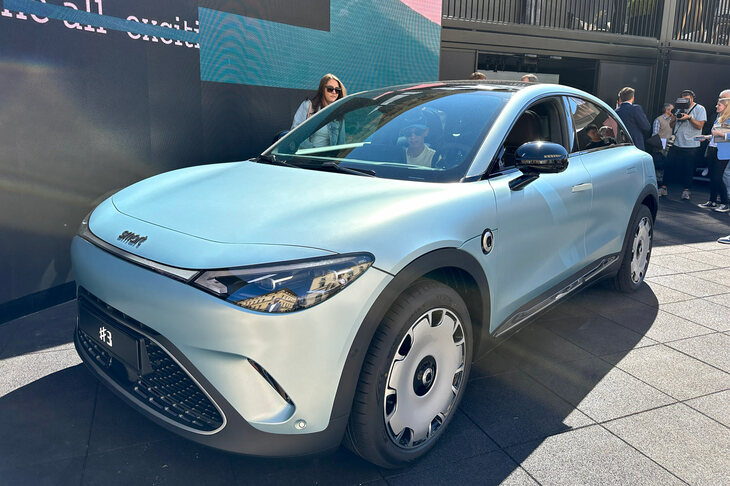 スマートは2019年から中国・浙江吉利とメルセデス・ベンツの合弁企業となるとともに、中国生産のBEV専業メーカーとなって今日に至っている。今回は2023年上海ショーで公開された2モデル目のBEV「#3」を欧州初公開した。