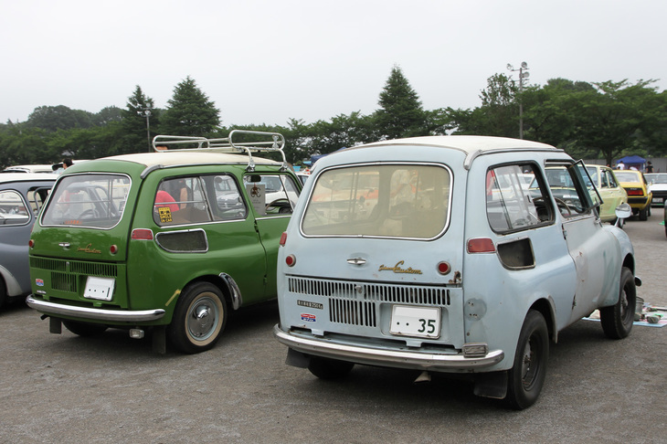 2台並んだ「スバル360カスタム」。スバル360ベースの商用バンとして1963年に登場したカスタム。最大積載量250kgとなっているが、リアエンジンのため荷室は浅く、洋品店などが営業車として使うケースが多く見受けられた。