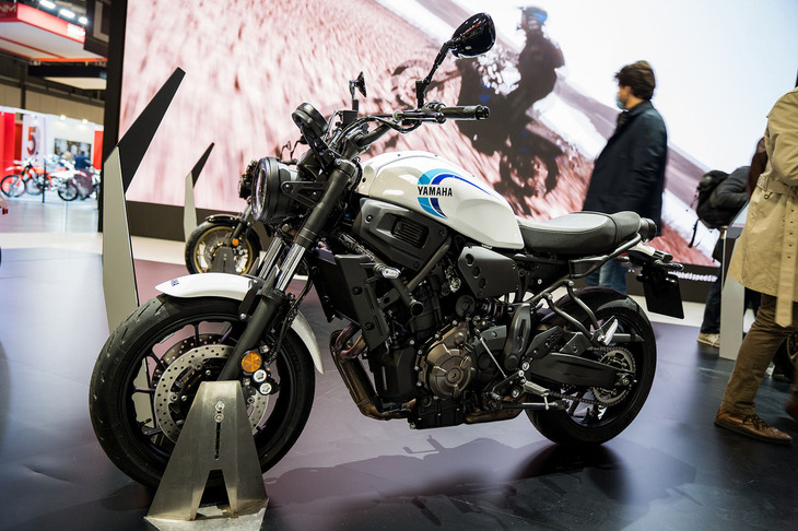 「EICMA」直前に発表となったのが、2022年モデルの「ヤマハXSR700」。1980年代初頭に発売された2ストロークエンジン搭載のスポーツモデル「RZ350（輸出モデル名：RD350）」のグラフィックをモチーフにした、新しいボディーカラーを採用している。