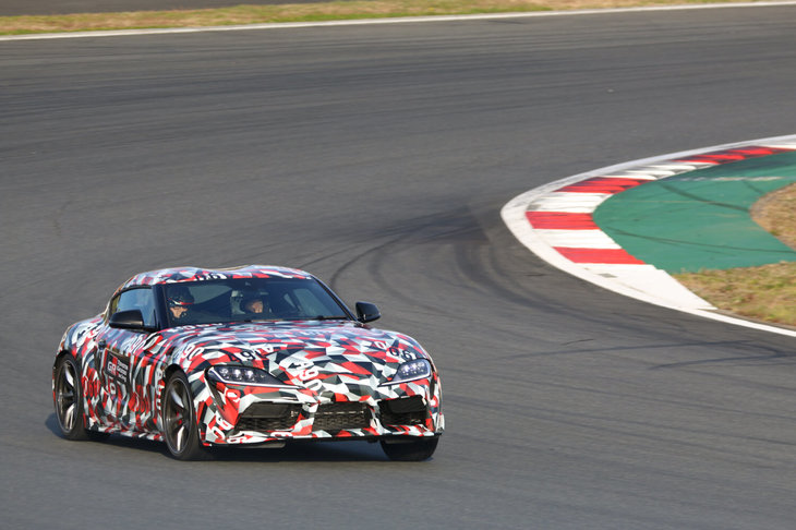 2019年1月のデトロイトショーで正式デビューが決定している、新型「スープラ」も走る姿を披露した。