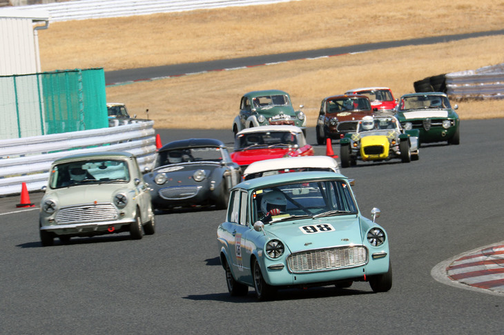 24台が出走したTBCCのビギナーズクラスであるクラブマンズカップのオープニングラップで、中団を引っ張る初代「トヨタ・パブリカ」。オリジナルの697ccに換えて790ccの空冷フラットツインを搭載しているとはいえ、より大きなエンジンを持つモデルを従えたほぼこの位置をキープしたまま堂々8位でフィニッシュ。1000cc以下でクラス優勝した。