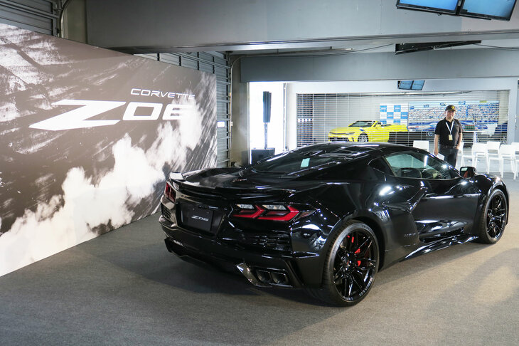 太いタイヤを収めるための、迫力のワイドボディーにも注目。新型「シボレー・コルベットZ06」は、そのエンジンを含めコンポーネントの多くをレーシングカー「C8.R」と共用しており、歴代のZ06と同じく「最もレーシングカーに近いコルベット」となっている。