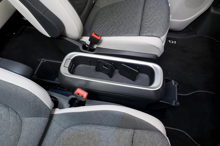 「ID. Buzzボックス」と呼ばれるコンソールボックスは上がトレー、前後にはそれぞれ引き出しが付く。2つあるトレーの仕切り板は一方が栓抜き、もう一方が霜取りのスクレーパーになっている。