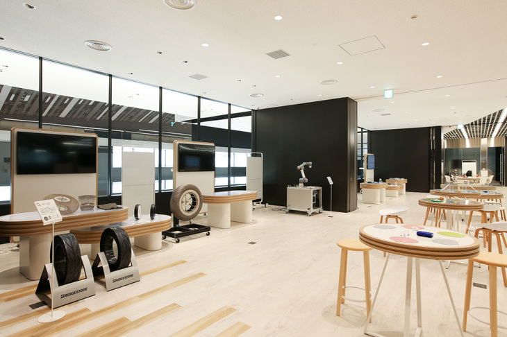 2022年4月にオープンしたイノベーションセンター「Bイノベーション」。ブリヂストンのコア技術や製品を実際に見て触ってアイデアを膨らませる「ブリヂストンオープンイノベーションハブ」や、アイデアを形にする「ラフプロトスタジオ」などが用意されている。