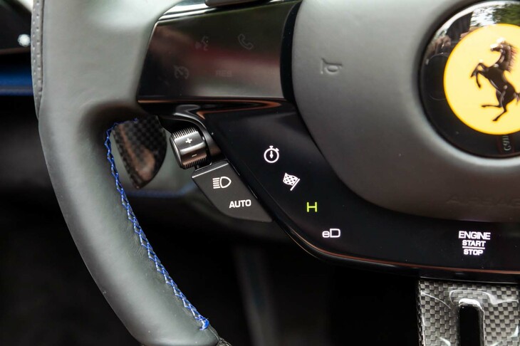 「eマネッティーノ」には「Qualify」「Performance」「Hybrid」「eDrive」の4種類の設定を用意。エンジンを回して、バッテリーを充電しながら走ることもできる。