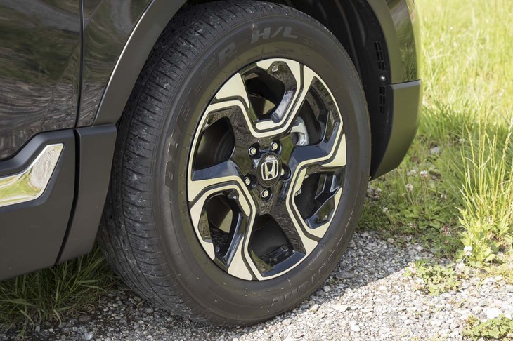 テスト車の「CR-VハイブリッドEX・マスターピース」にはブリヂストンのプレミアムSUV向けタイヤ「デューラーH/L33」が装着されていた。