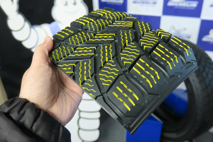 トレッドパターンの模型。写真奥側は新品状態、手前側は50％摩耗した状態を模しており、タイヤが摩耗してもミゾがしっかり残っていることが分かる。