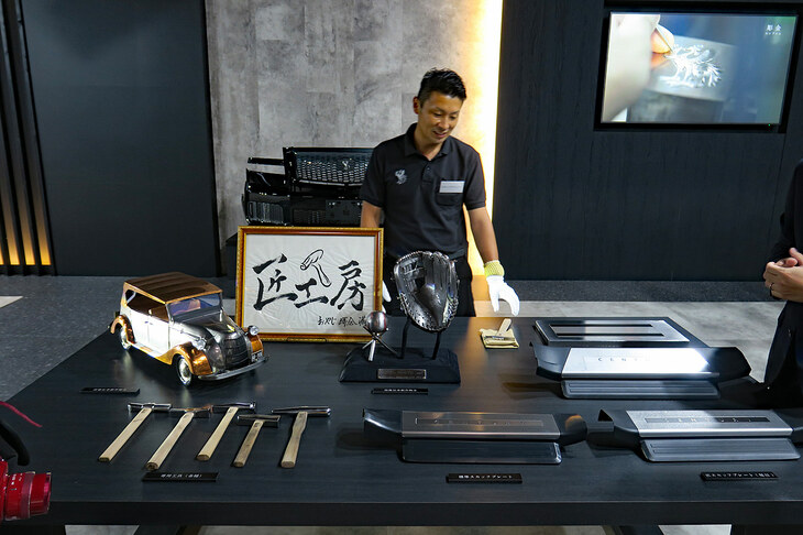 会場では7層もの車体塗装に、“鳳凰”エンブレムの作成、販売店オプションの「匠スカッフプレート『柾目』」の製作等々、職人の手になる施工や技術の解説も行われていた。