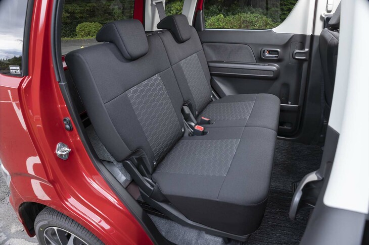 後席は左右一体でスライド調整が可能。上も前も空間的なことではケチのつけようがないほど広い。