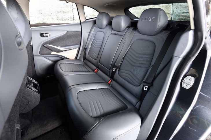 リアシートは3人掛け。この点は、リアドアを持ちながら2人掛けだった「ラピード」との大きな違い。前後のスライド機構は備わらない。