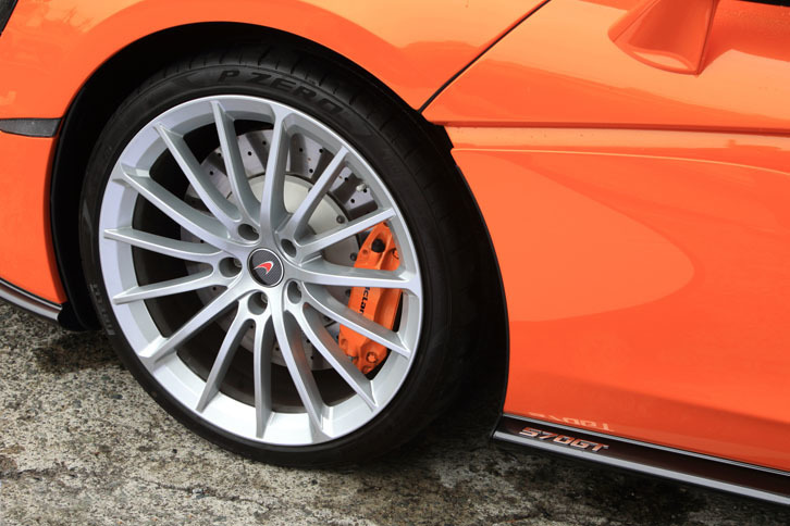 タイヤサイズは前が225/35ZR19で、後ろが285/35ZR20。試乗車は「ピレリPゼロ」を履いていた。