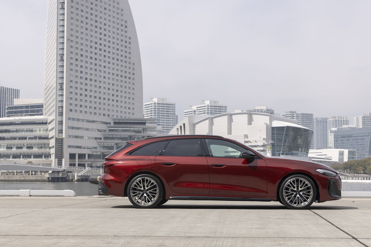 ボディーのスリーサイズは全長×全幅×全高＝4835×1860×1450mmで、先代モデルよりも75mmも長くなった。ホイールベースは70mm長い2895mm。