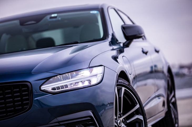 ステアリングホイールの動きに追従するアクティブベンディング機能付きのLEDヘッドランプを標準で装備。ADASについては、今回新たに「先行車発進告知機能」と「リア衝突回避・被害軽減ブレーキシステム」が設定された。