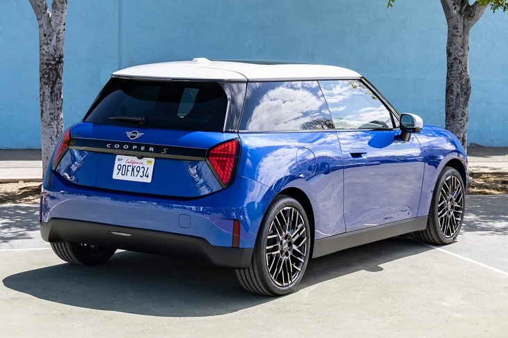 新型「MINI 3ドア」は現行モデルのイメージを引き継いでおり、次期モデルではユニオンジャックのライトグラフィックが採用される。