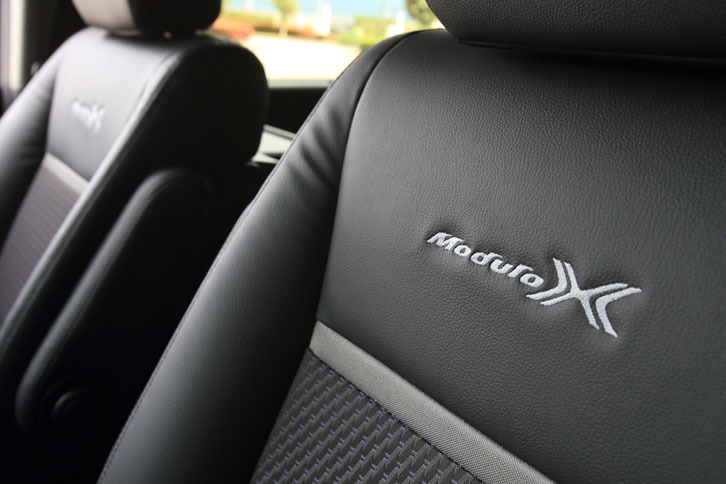 運転席と助手席の背もたれには、「Modulo X」ロゴの刺しゅうが施されている。