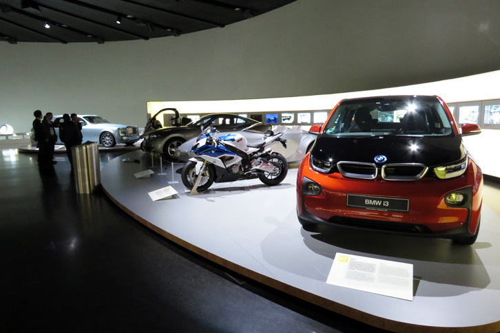 今日の日本でもおなじみの2台。手前は電気自動車の「i3」。その隣は、高性能スポーツバイクの「S1000RR」である。