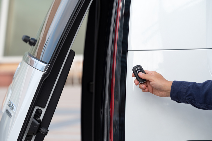 「スパーダ」系のグレードに標準装備される電動テールゲート。狭い場所では、リモコンキーやテールゲートスイッチで開口を止めることが可能。メモリー機能により、開度を記録することもできる。