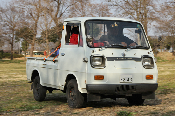 1971年「ダイハツ・ハイゼット」。先にバンを紹介した「ハイゼットキャブ」の後継モデルだが、ボンネット型の生産終了にともない、単にハイゼットと名乗るようになった。黒フチを持つ角形ヘッドライトが大橋巨泉のメガネ姿のように見えることから、マニアの間では俗に“巨泉ハイゼット”と呼ばれる。