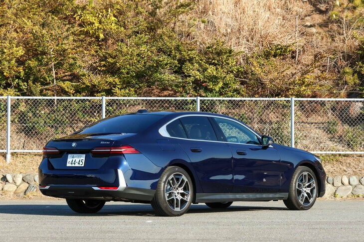 【BMW 523iエクスクルーシブのスペック】
	ボディーサイズ：全長×全幅×全高＝5060×1900×1515mm／ホイールベース：2900mm／車重：1760kg／駆動方式：FR／エンジン：2リッター直4 DOHC 16バルブ ターボ／モーター：交流同期電動機／トランスミッション：8段AT／エンジン最高出力：190PS（140kW）/5000rpm／エンジン最大トルク：310N・m（31.6kgf・m）/1500-4000rpm／モーター最高出力：7PS（5kW）/6000rpm／モーター最大トルク：25N・m（2.5kgf・m）/500rpm／タイヤ：（前）245/45R19 102Y XL／（後）245/45R19 102Y XL（ピレリPゼロ）／燃費：14.4km/リッター（WLTCモード）／価格：798万円
	 