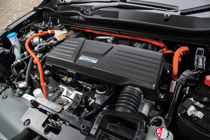 ハイブリッドシステムには「アコード」や「オデッセイ」にも搭載される「SPORT HYBRID i-MMD」を採用。エンジンは基本的に発電に徹し、高速巡航時のみ車軸とつながって駆動力を発生する。