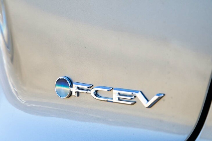 ラインナップは上級仕様「Z」のモノグレード構成で、2.5リッターハイブリッド車とFCEVの2モデルが用意される。価格は前者が730万円、後者が830万円だ。