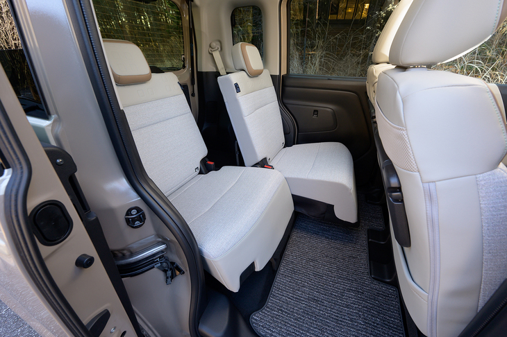 前後320mmの後席のスライド量と最大795mmの後席ニールーム、さらに650mmのスライドドアの開口幅はすべてクラスNO.1をうたう。