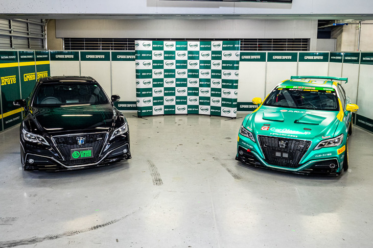 「Green Blazeクラウン」（写真左）と「埼玉トヨペットGreen Braveクラウン」（同右）。フロントのエアロバンパーが同じ形状だ。