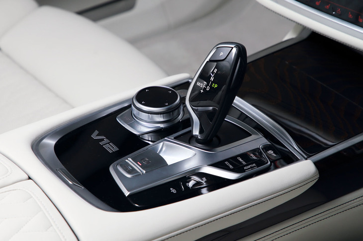 センターコンソールに配されたレバー式のシフトセレクター。「7シリーズ」のトランスミッションは、いずれもZF製の8段ATとなっている。