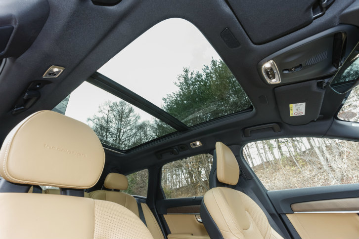 ガラス面積の広い「電動パノラマ・ガラス・サンルーフ」は20万6000円のオプション。室内を明るい印象に保つ。