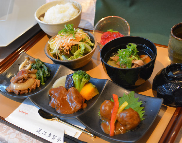 サービスエリアのメニューコンテストでは、さまざまな味が楽しめるコース料理的なメニューが賞に選ばれる傾向にある。写真はEXPASA多賀（下り）の「近江牛味ごのみ膳」。