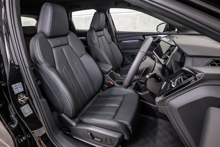 今回の試乗車では11万円の有償オプションとなる「Sライン インテリアパッケージ」が選択されていた。同オプションではシート表皮がパーシャルレザー、ドアアームレストがアーティフィシャルレザー仕立てとなる。