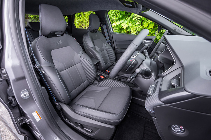 「ALPINE」のロゴ入り「バイオスキン＆ファブリックコンビシート」が標準で装備される「エスプリ アルピーヌ」グレード。運転席には電動調整機構が備わる。