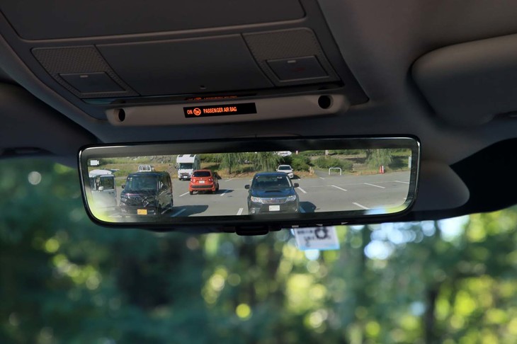 ルームミラーにカメラ映像を映せる「ClearSightインテリアリアビューミラー」は10万4000円のオプション。写真で「スバル・フォレスター」を見下ろすような映像になっているように、一癖ある使用感だ。