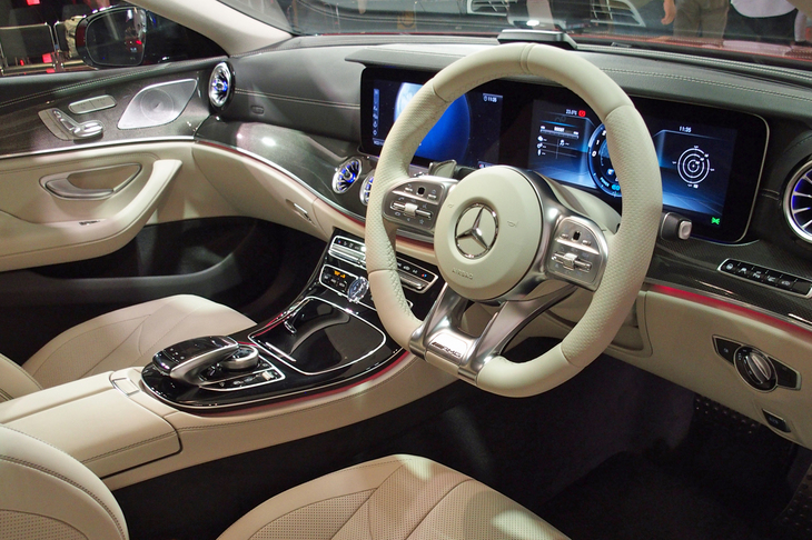 大型メーターには、前後／横方向の加速度表示、エンジン出力やトルク表示、過給圧などのAMG専用メニューも表示される。