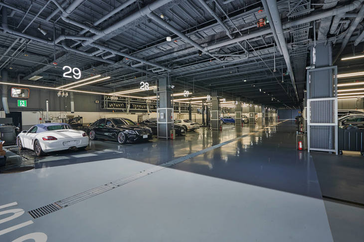 ⑥ピット作業は予約がおすすめ
40台が入庫可能な広々としたスペースにはアライメント計測装置など最新鋭の機器が並ぶ。スムーズに作業を進めるには、電話またはホームページから予約をおすすめする。作業中の愛車を間近で見ることができるプレミアムピットも好評を博している。