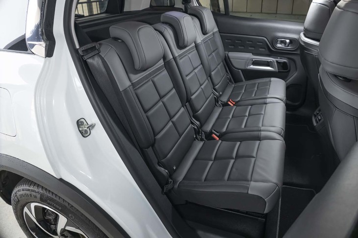 リアシートは座面の前後調整と背もたれの角度調整が3座個別でできる。駆動用リチウムイオンバッテリーは座面の下に搭載されている。
