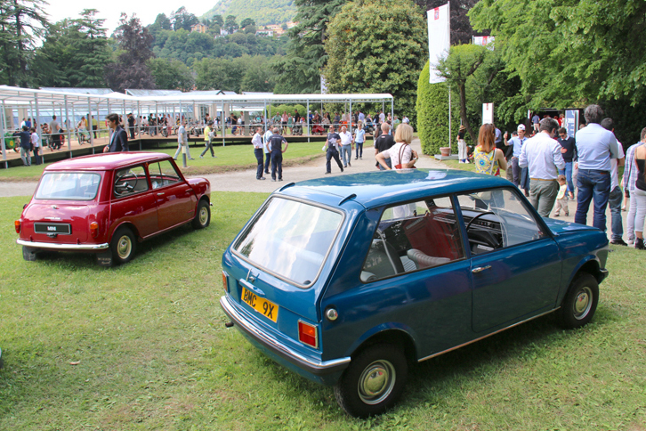 「MINI 9Xハッチバック プロトタイプ」（写真右）と「モーリスMINIマイナー」（左）のリアビュー。2016年5月にイタリア・コモで開催された、コンコルソ・ヴィラ・デステにて。